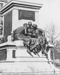 Monumento ad Alexandre Dumas Padre, i lettori, 1883 (dettaglio)